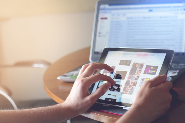 Comment Google et Facebook étranglent lentement la prochaine génération numérique ?