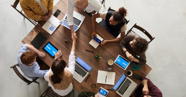 Quels sont les enjeux du futur liés à la géolocalisation et à la technologie ?