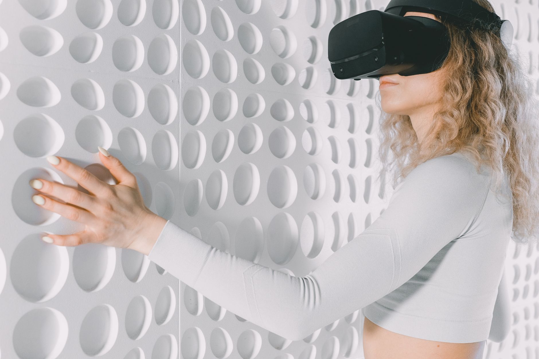 Comment la communauté des geeks réfléchit-elle à l&rsquo;interaction multi-sensorielle et aux mondes numériques collaboratifs ?